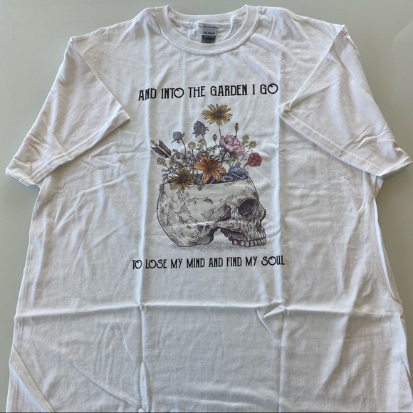 Gildan Tops - New Gildan White Heavy Cotton Short Sleeve Garden Skull Design Tee, XL